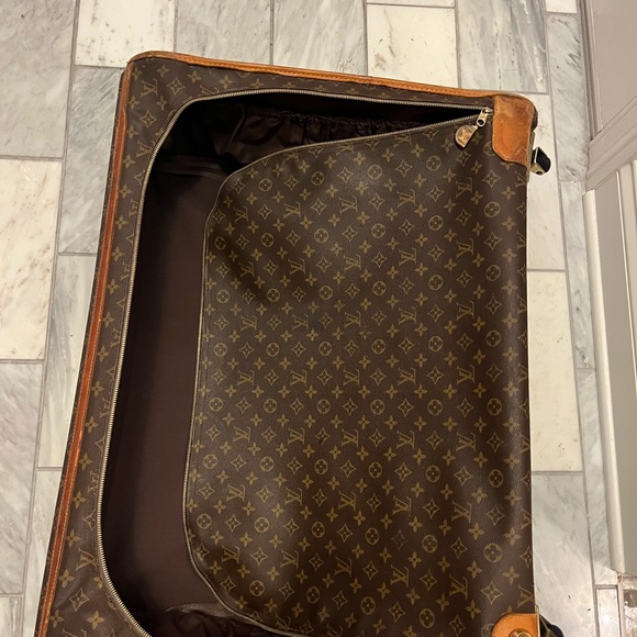 2 Louis Vuitton vintage rolling suitcases, comes w/ LV luggage tag and lock +key - Picture 6 of 15